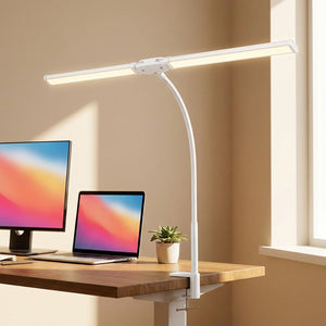 Lampe de bureau double tête blanche éclairant un écran et un ordinateur portable dans un espace de travail lumineux