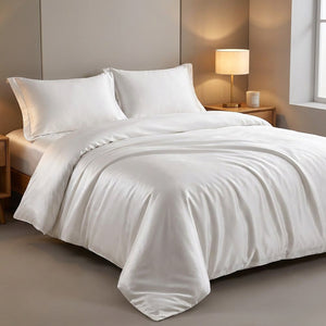 Parure de lit satin blanc dans une chambre minimaliste avec lampe de chevet