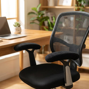 Chaise de bureau equipee de housses d'accoudoir noires devant un bureau avec un ordinateur portable