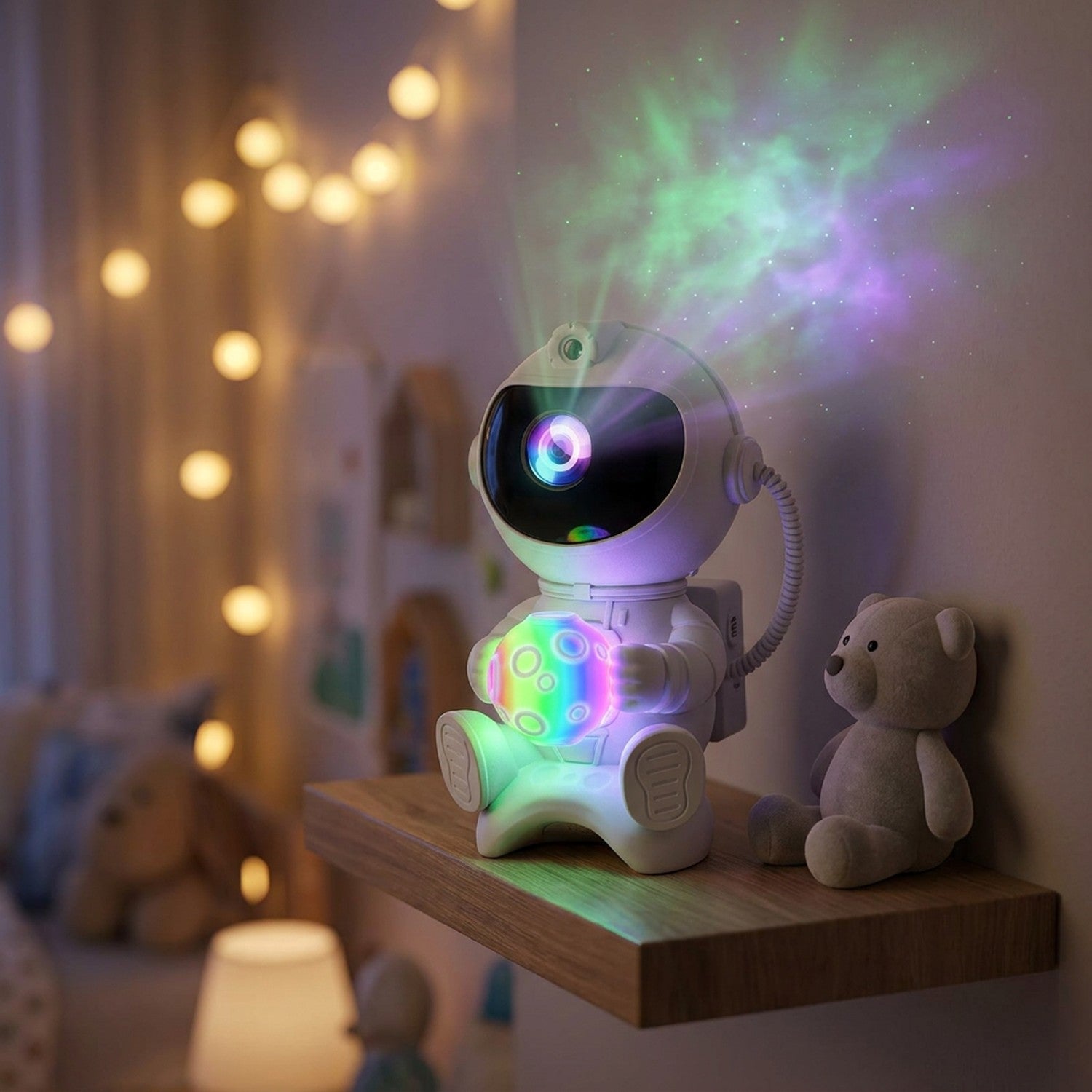 Lampe astronaute sur une étagère murale avec peluche et guirlande lumineuse