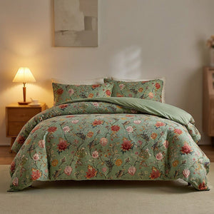 Parure de lit fleurie vintage dans une chambre romantique avec lampe de chevet