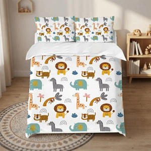 Parure de lit animaux sauvages dans une chambre enfant avec tapis rond et étagère à livres