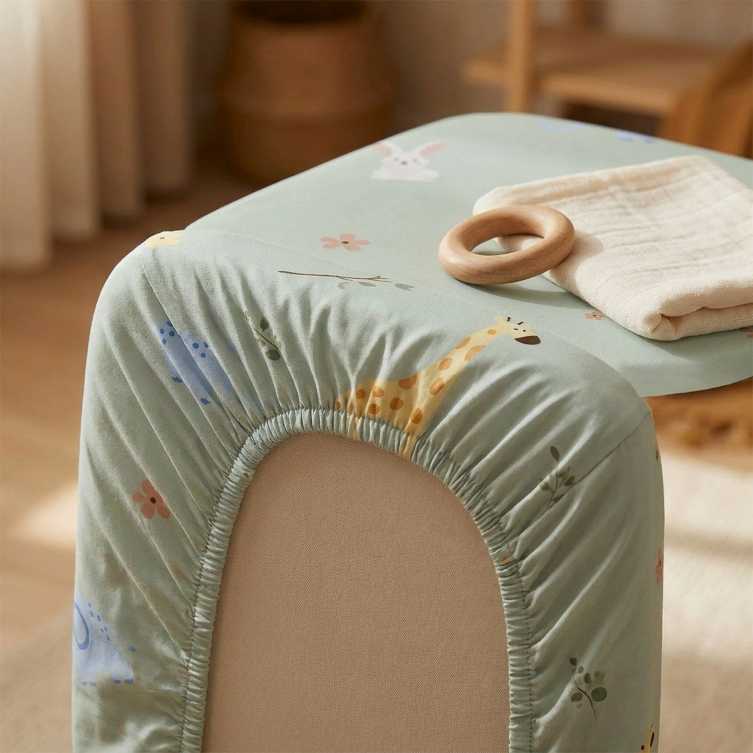 Détail du tour élastique du drap housse berceau bébé sur le matelas