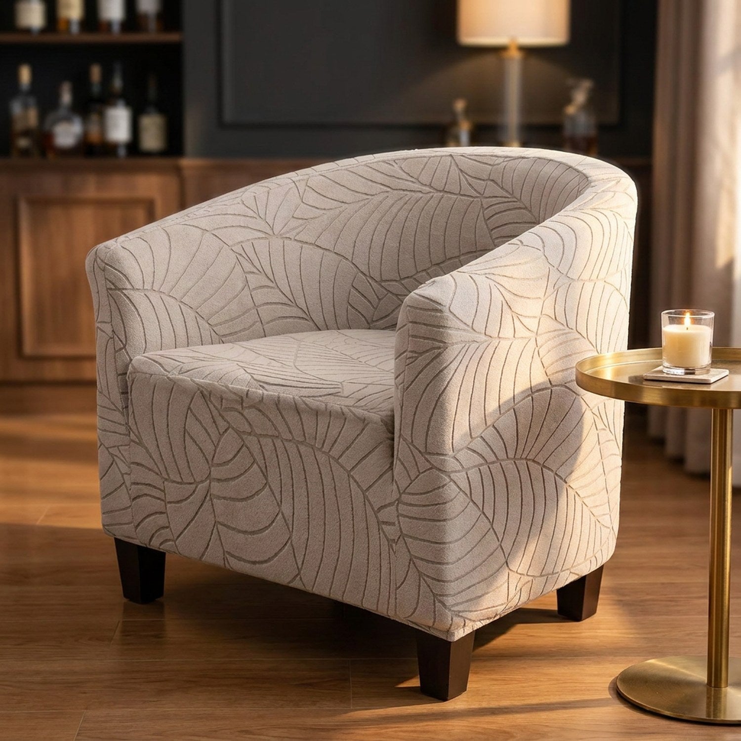 Fauteuil club taupe à motif jacquard dans un coin bar chaleureux avec bougie