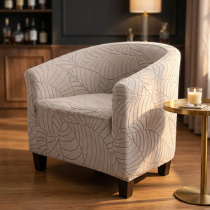 Fauteuil club taupe à motif jacquard dans un coin bar chaleureux avec bougie