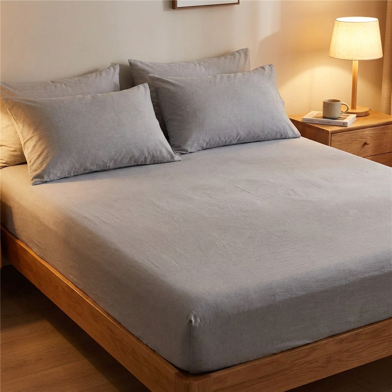 Drap housse gris dans une chambre moderne avec lampe de chevet allumee le soir