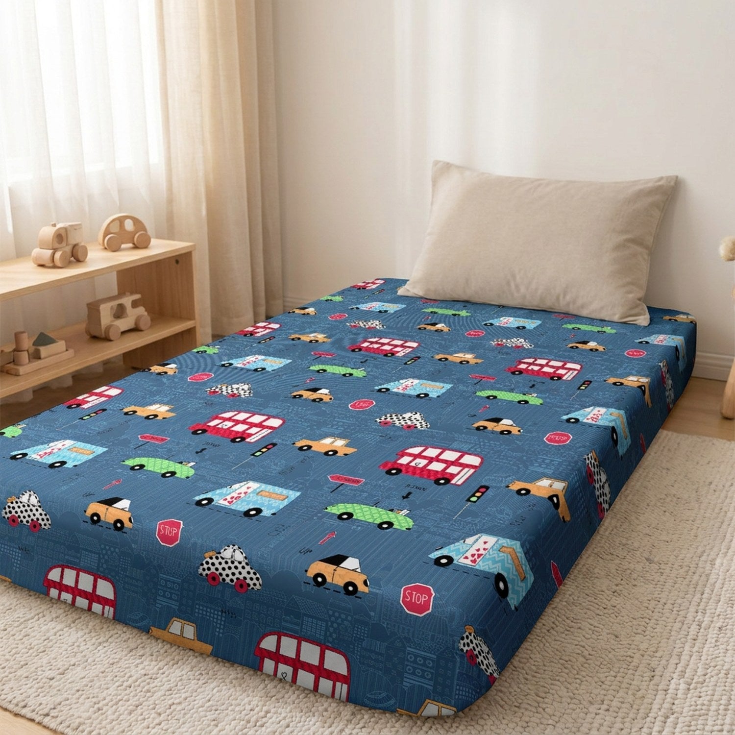 Drap housse voitures sur petit lit avec étagère à jouets en bois