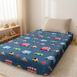 Drap housse voitures sur petit lit avec étagère à jouets en bois