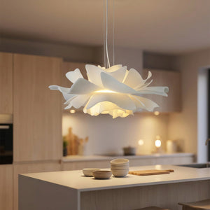 Suspension fleur acrylique blanc allumée au-dessus d'un îlot de cuisine moderne