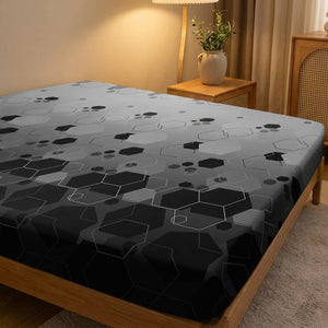 Drap-housse à motif hexagones sur un lit dans une chambre chaleureuse le soir