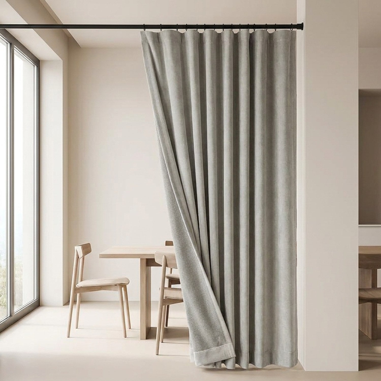 Rideau occultant gris velours chenille suspendu près d'une table à manger moderne