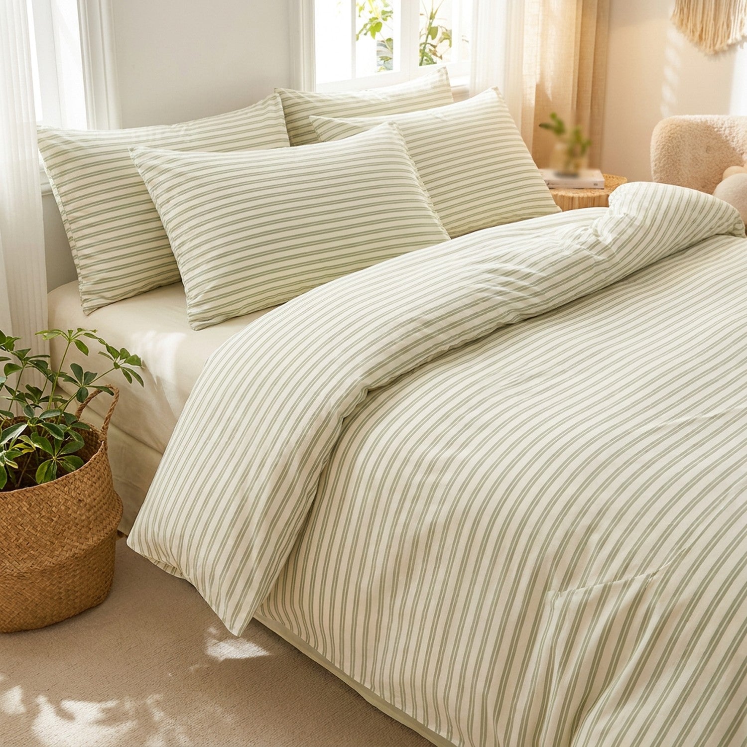 Parure de lit rayée verte dans une chambre lumineuse avec plante