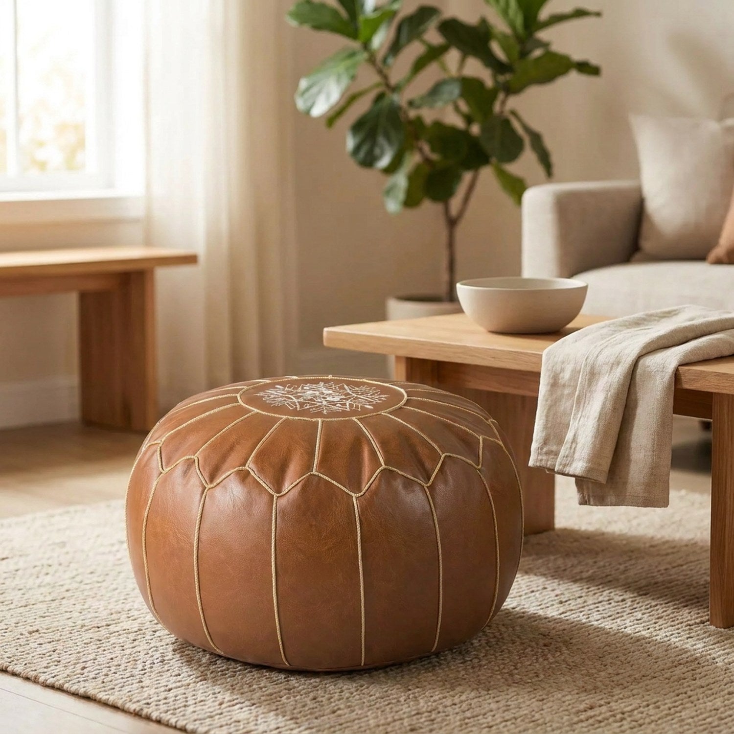 Pouf marocain marron sur un tapis berbère à côté d'une table basse en bois