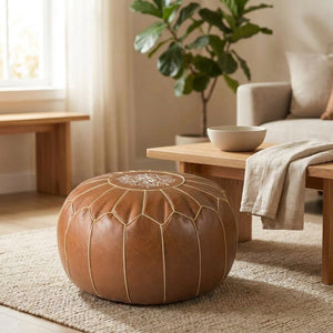 Pouf marocain marron sur un tapis berbère à côté d'une table basse en bois