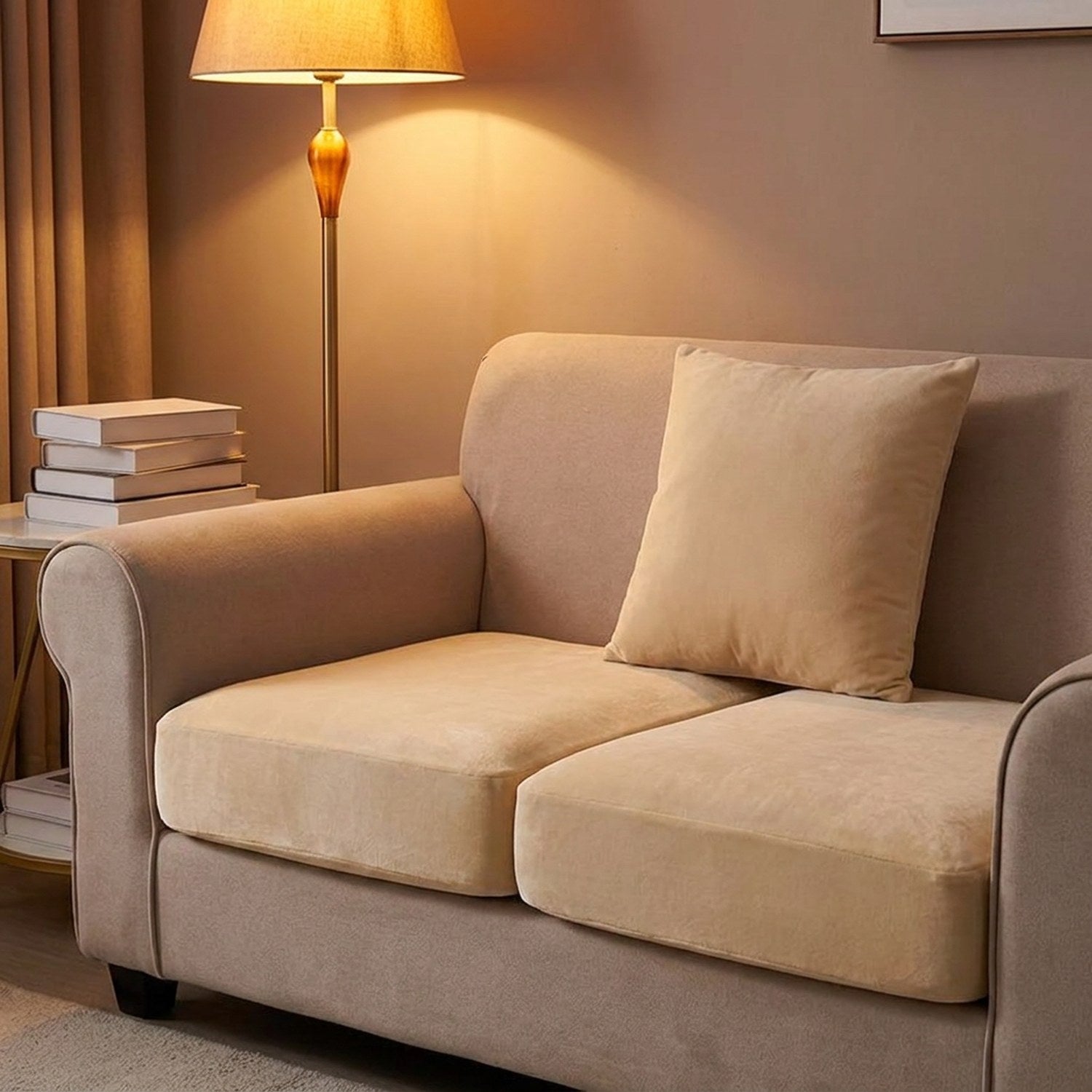 Housse de canapé beige en velours dans un coin lecture cosy avec lampadaire