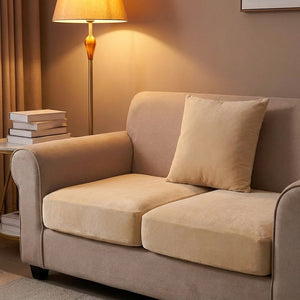 Housse de canapé beige en velours dans un coin lecture cosy avec lampadaire
