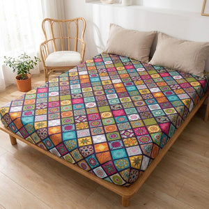 Drap housse bohème dans une chambre lumineuse avec un fauteuil en rotin