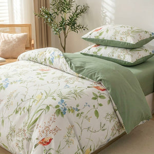 Housse de couette fleurie repliée révélant l envers vert sauge avec deux taies assorties