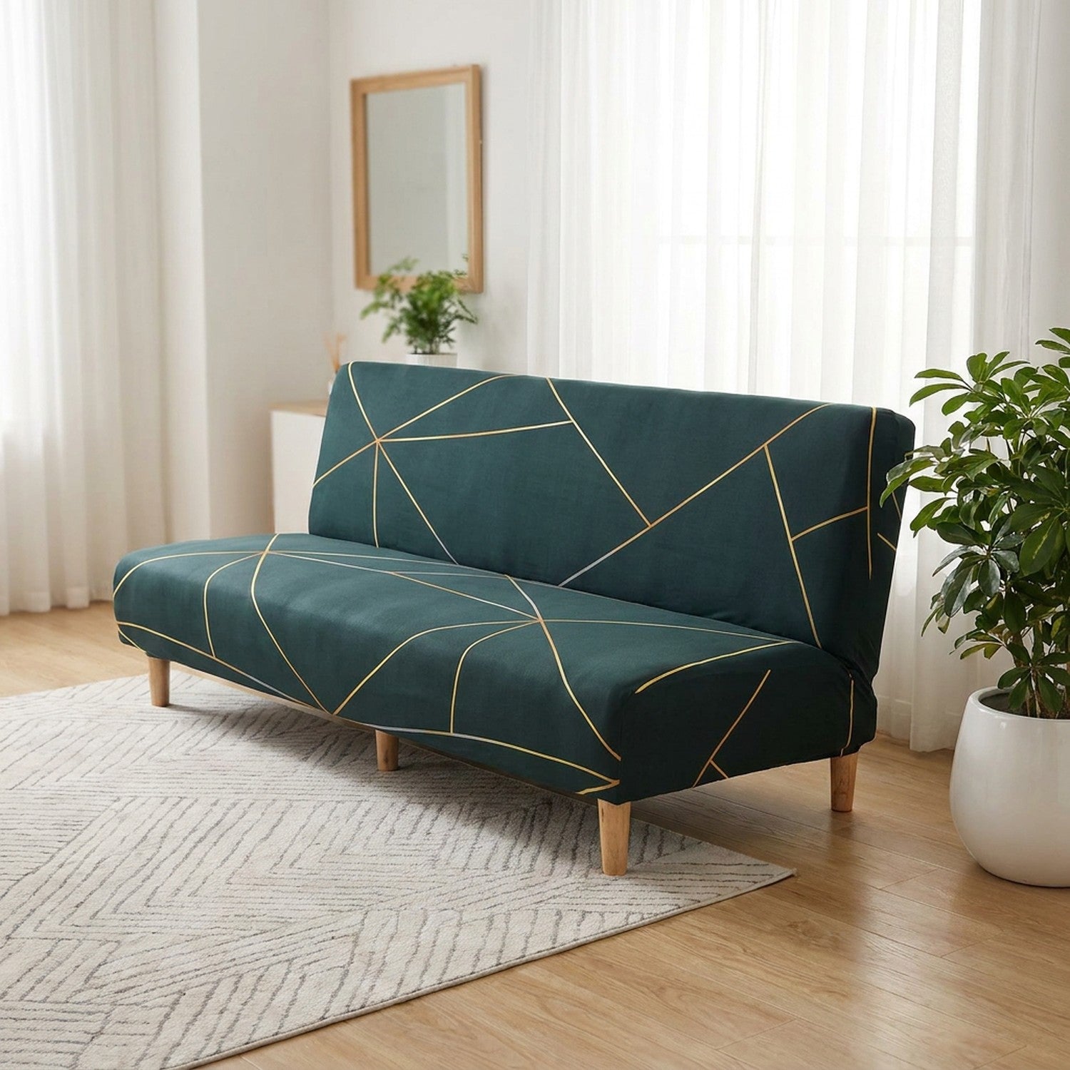 Housse extensible vert foncé sur un canapé-lit près d'une fenêtre lumineuse avec plante verte et tapis clair