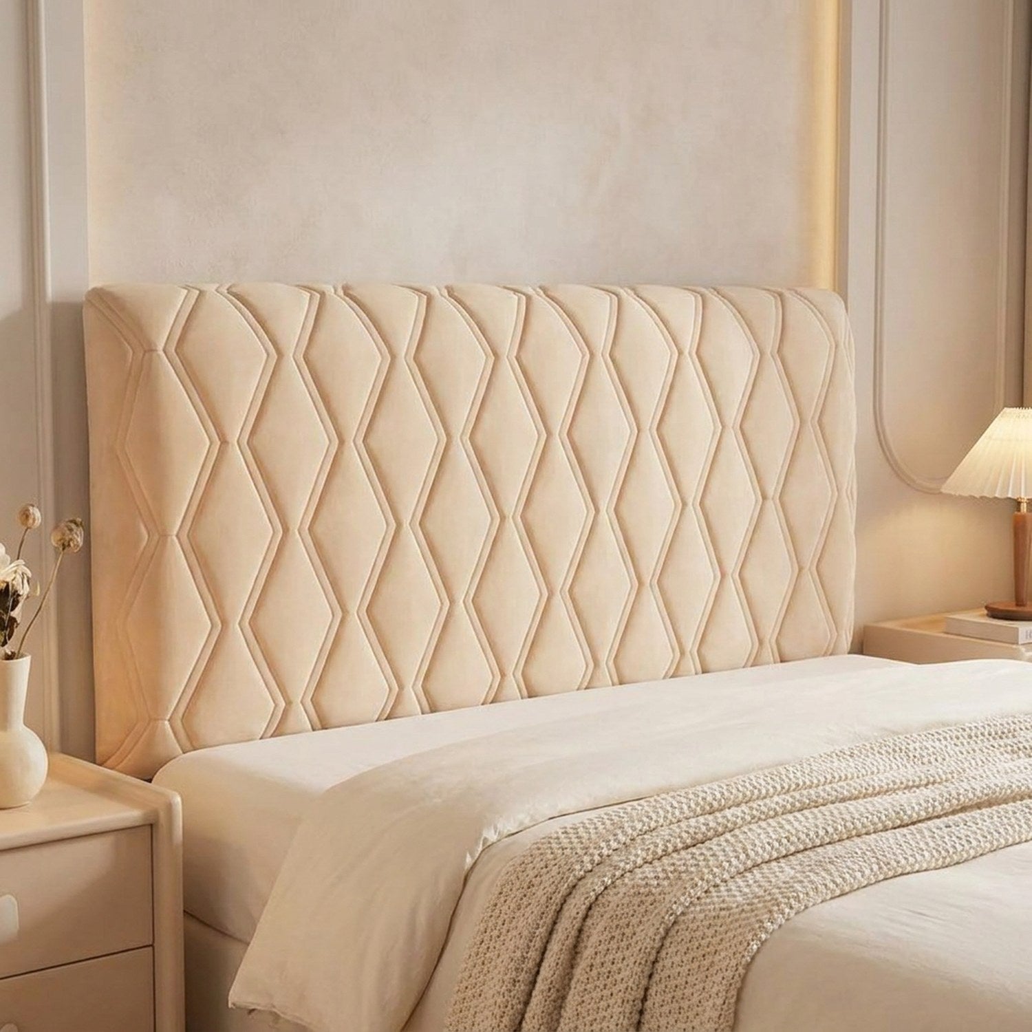 Housse de tête de lit capitonnée en velours dans une chambre sereine avec plaid en maille