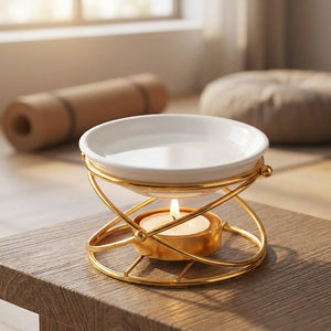Brûleur d'huile essentielle doré dans une pièce de méditation avec tapis de yoga