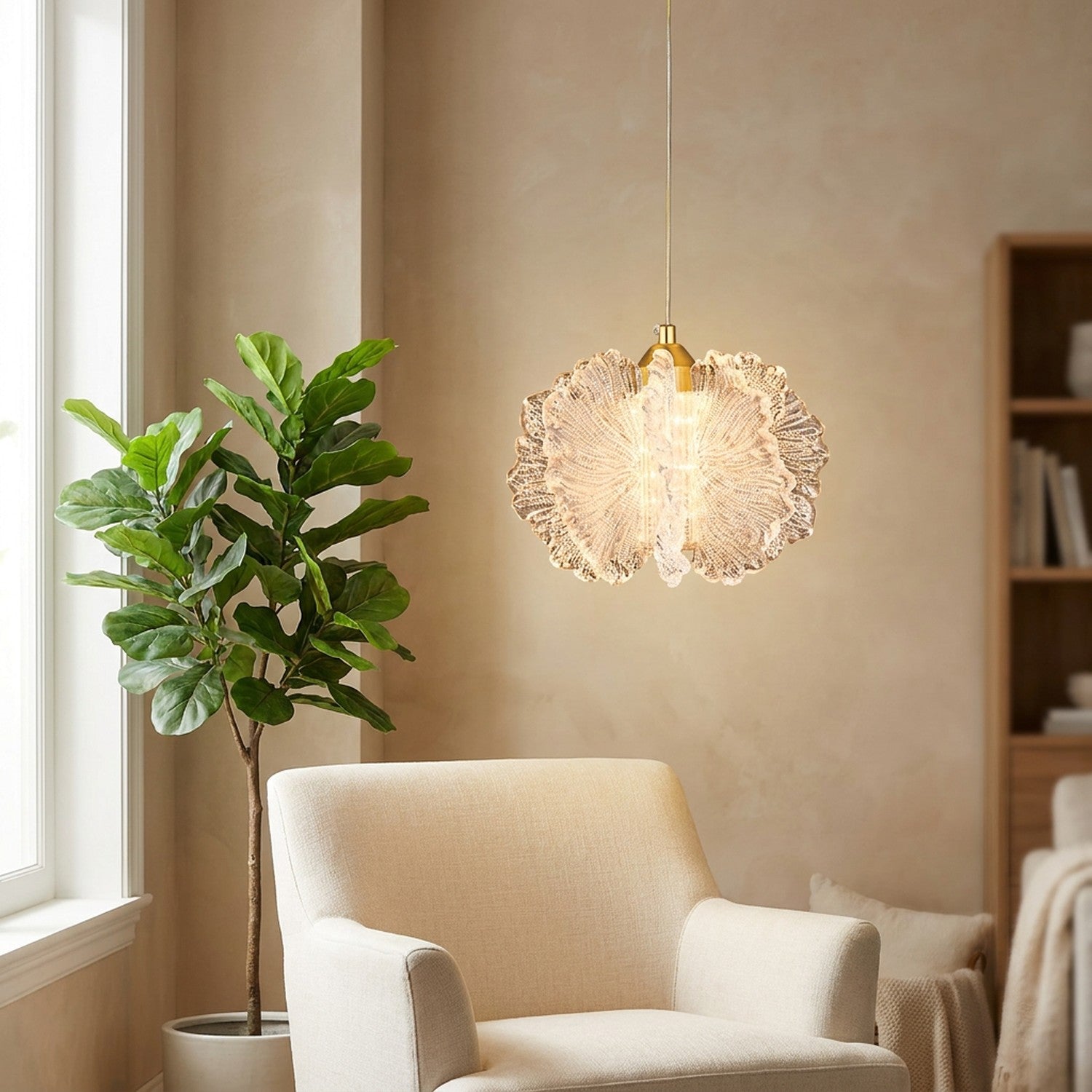 Suspension fleur transparente dans un coin lecture avec fauteuil et plante