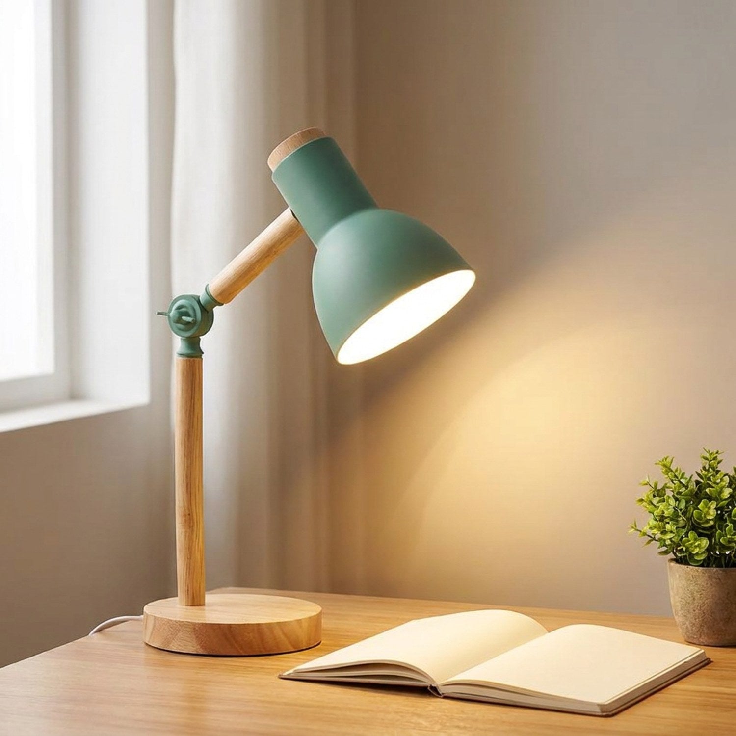 Lampe de bureau verte éclairant un carnet ouvert sur un bureau en bois