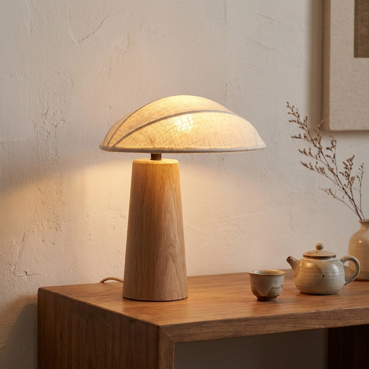 Lampe champignon en bois allumée sur une table basse dans un coin thé zen