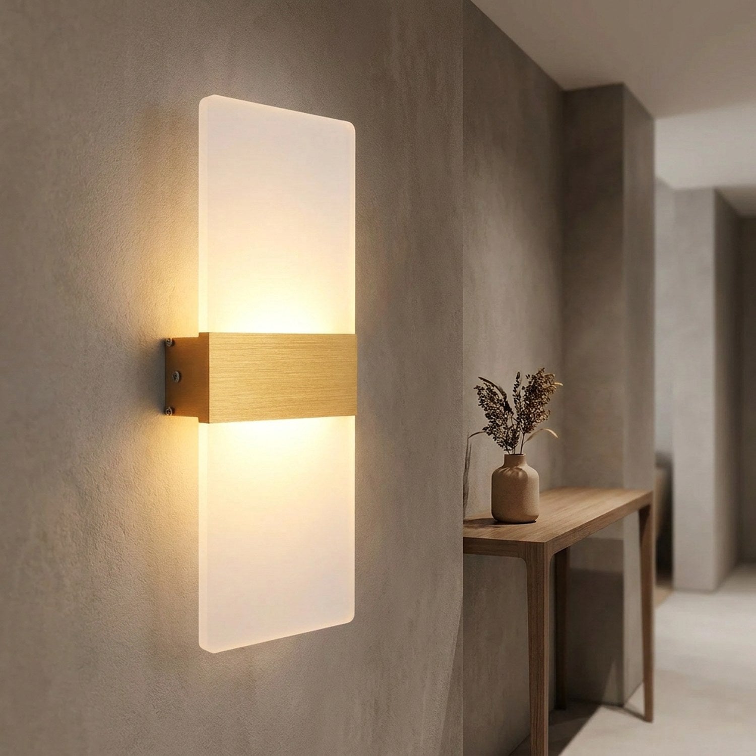 Applique murale LED dorée dans une entrée moderne près d'une console