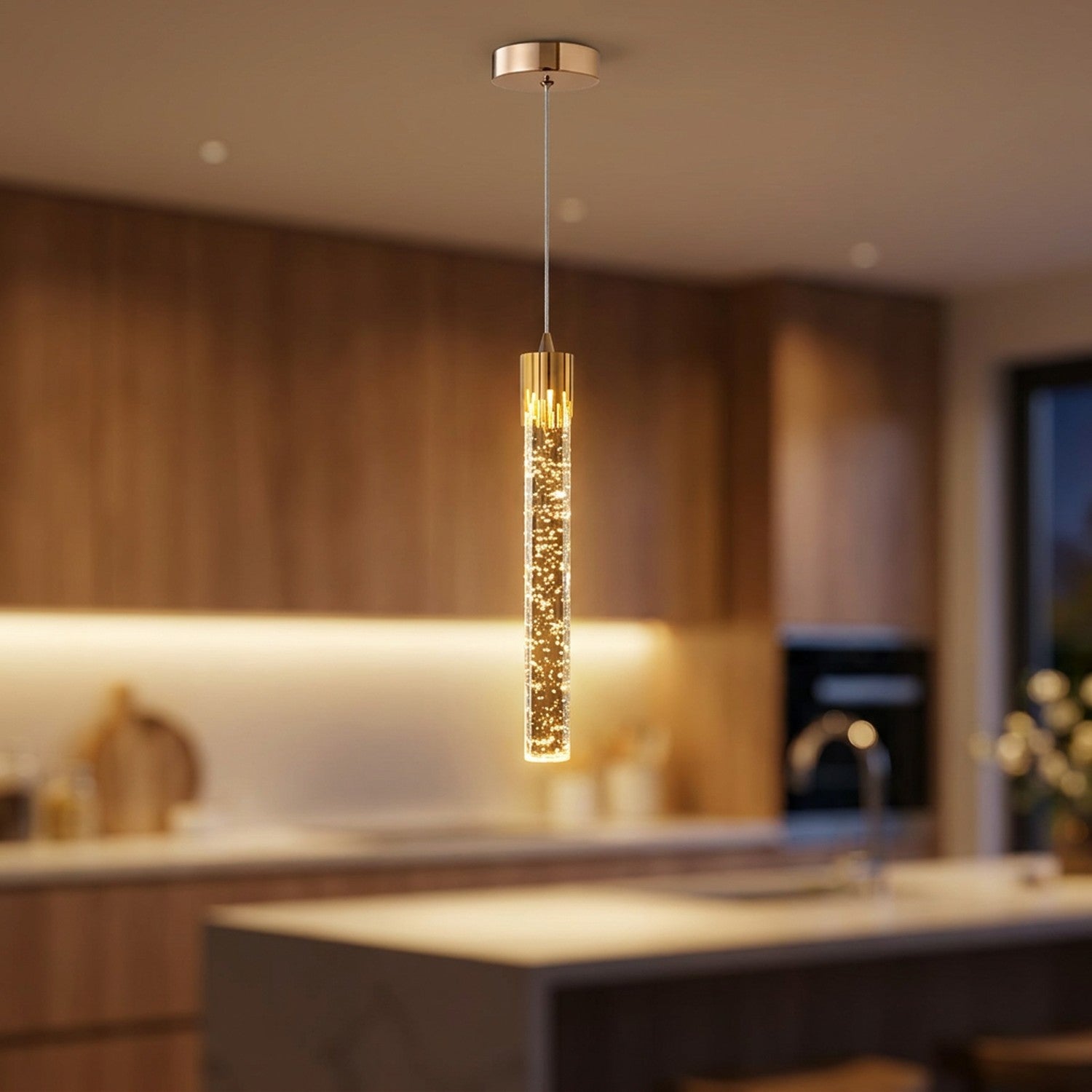 Suspension en cristal doré allumée au-dessus d'un îlot de cuisine contemporain