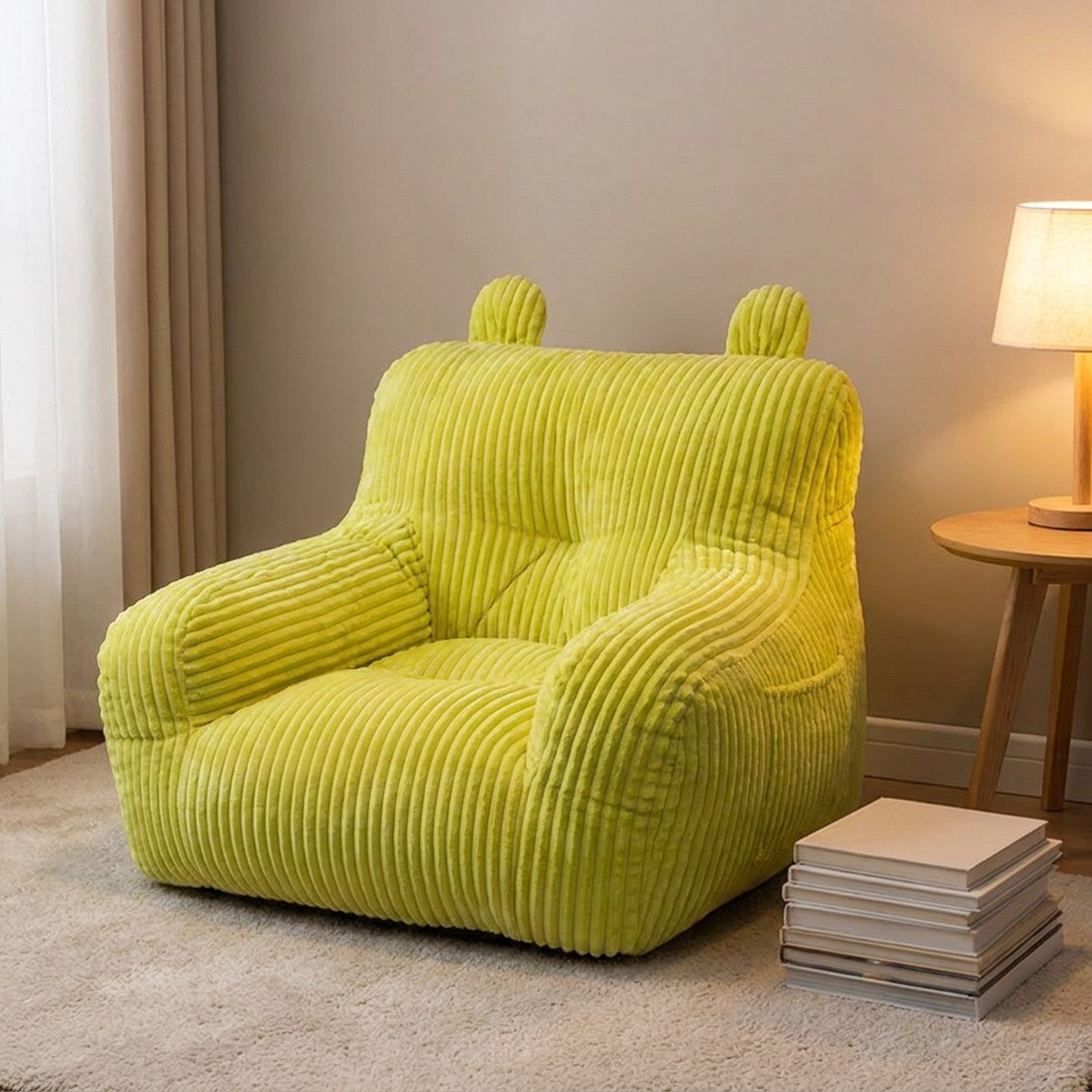 Pouf mini canapé enfant dans un coin lecture cosy avec lampe et livres