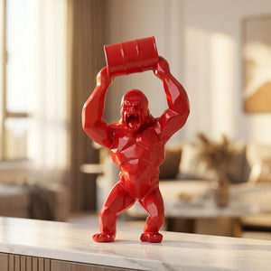 Statue gorille rouge posée sur une console en marbre dans un salon lumineux