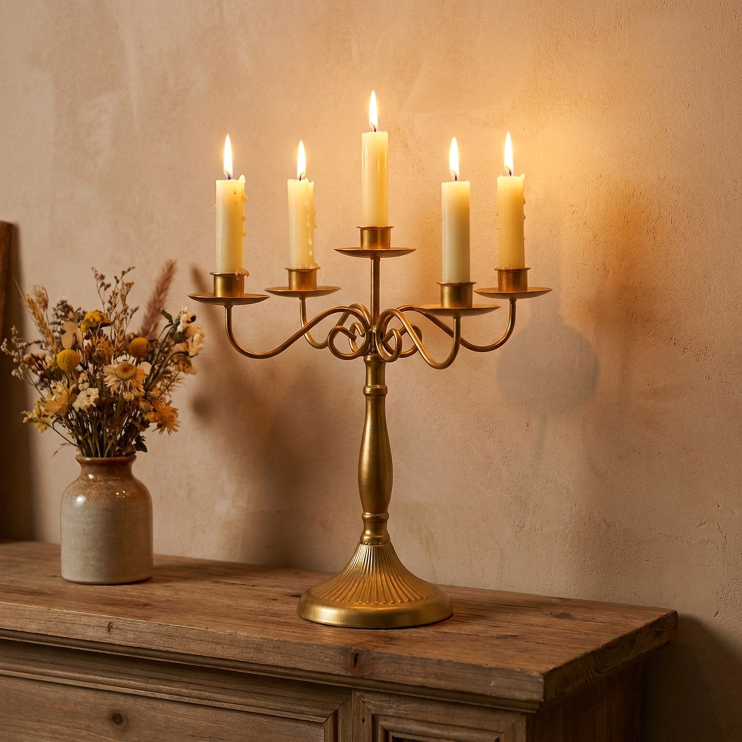 Chandelier doré vintage allumé sur une cheminée en bois