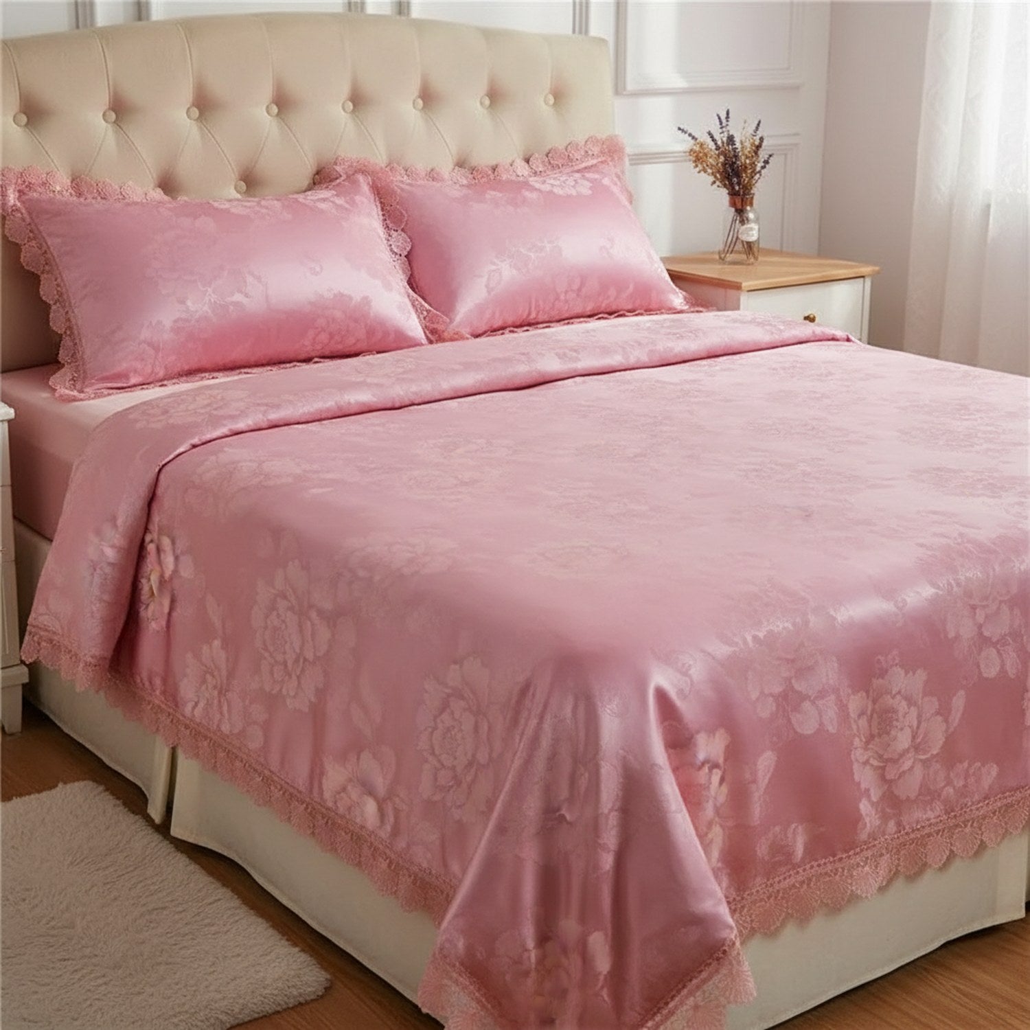 Couvre-lit rose à motif floral sur un lit dans une chambre romantique avec tête de lit capitonnée