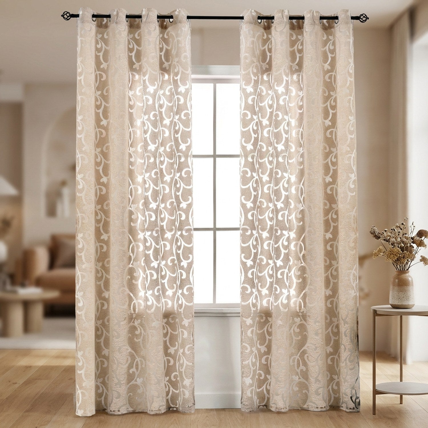 Rideau voilage jacquard beige devant une fenêtre de salon avec vase de fleurs séchées