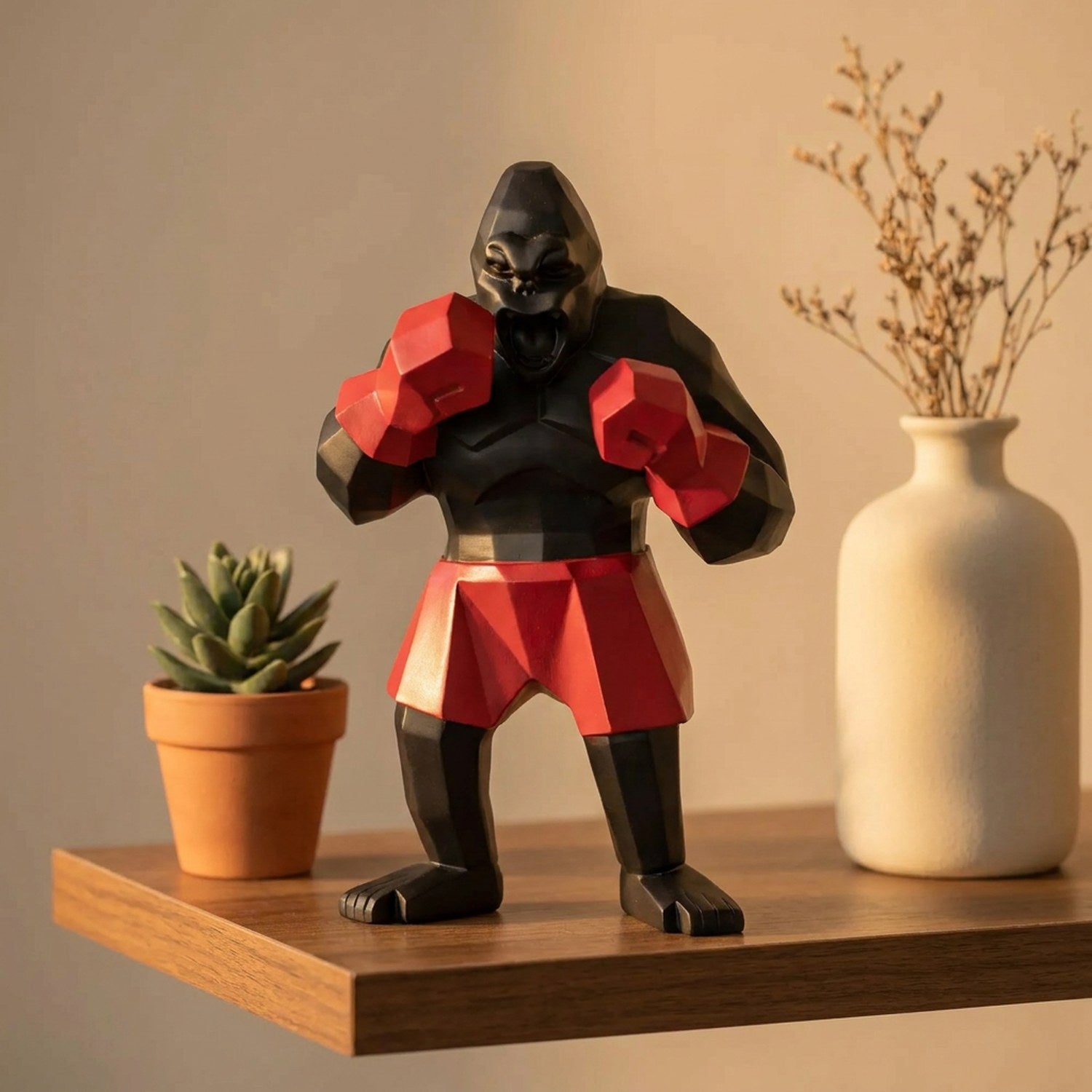 Gorille boxeur noir en résine sur une étagère avec plante et vase
