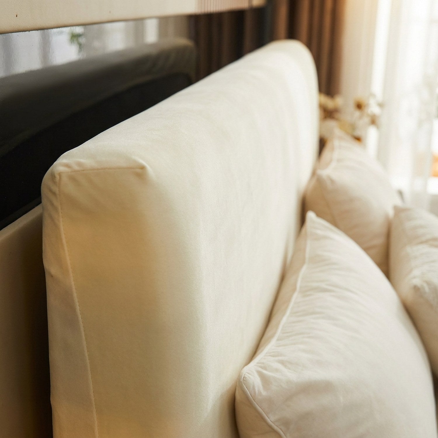 Gros plan sur le velours doux d'une housse de tête de lit beige