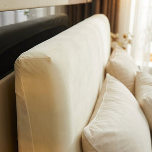 Gros plan sur le velours doux d'une housse de tête de lit beige