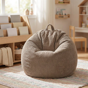 Housse de pouf poire taupe dans une chambre d enfant près d une bibliothèque