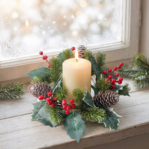 Couronne de Noël et bougie sur un rebord de fenêtre givrée en hiver