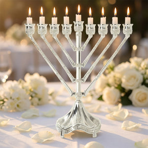 Candélabre 9 branches argenté sur table de mariage avec bougies et roses blanches