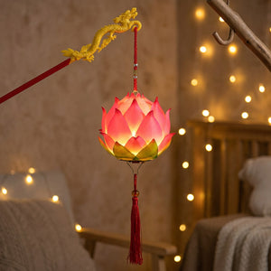 Lanterne lotus rose suspendue dans une chambre cosy avec guirlande lumineuse en arrière plan