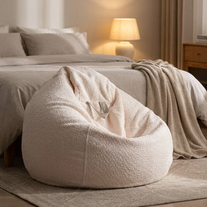 Pouf poire chenille crème dans une chambre cosy au pied du lit