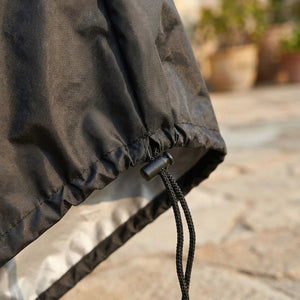 Détail du cordon de serrage et du tissu enduit de la housse de protection imperméable