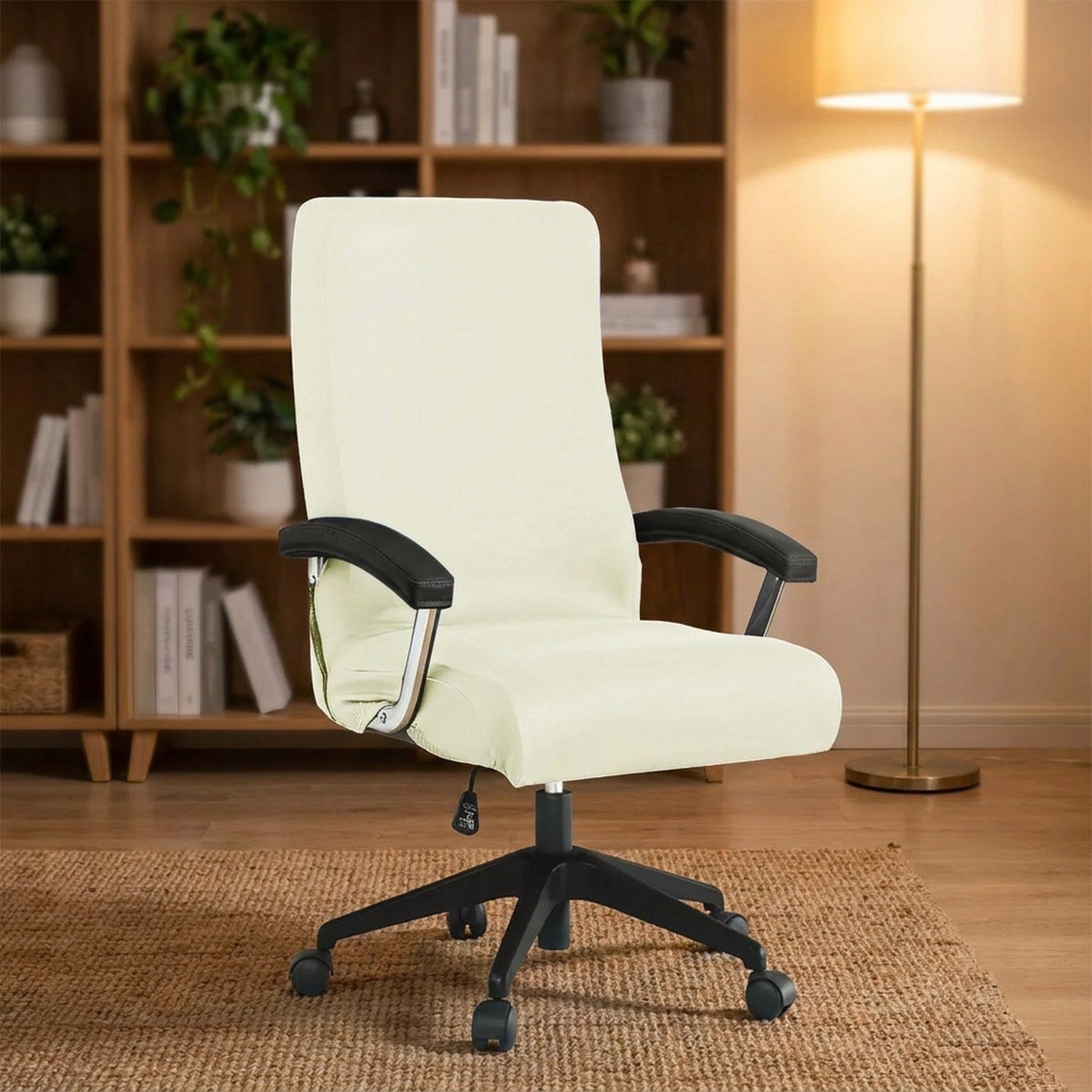 Housse de chaise de bureau beige sur un fauteuil dans un coin bibliothèque chaleureux