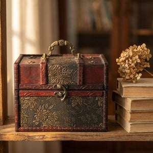 Boîte à bijoux ancienne en bois sur une étagère avec livres et fleur séchée