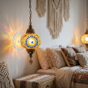 Suspension mosaïque style turc suspendue au plafond d'une pièce à vivre cosy et chaleureuse