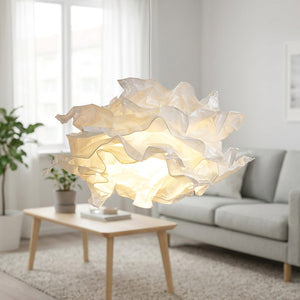 Abat-jour nuage en papier froissé dans un salon scandinave lumineux