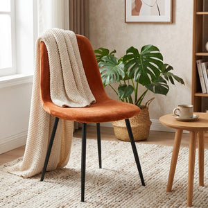 Housse de chaise en velours terracotta sur une chaise d appoint dans un salon