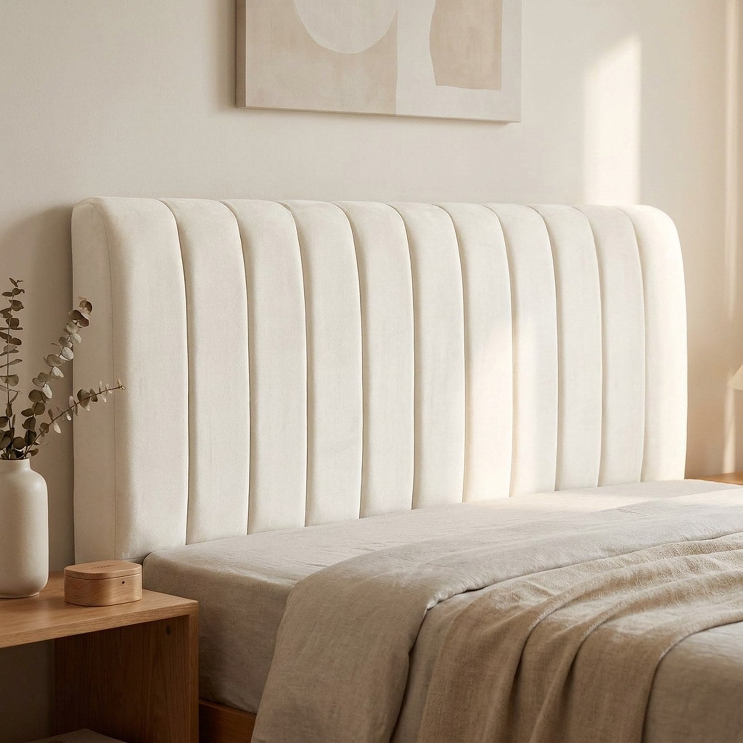Housse de tête de lit cannelée en velours dans une chambre minimaliste sereine